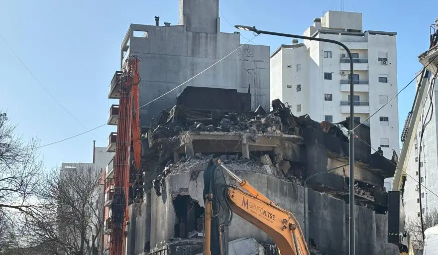 Comenzó la demolición del edificio incendiado en el centro de La Plata