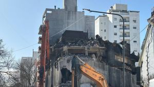 Comenzó la demolición del edificio incendiado en el centro de La Plata