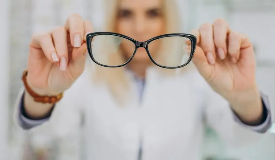 Fueron aprobadas y salen a la venta las primeras gotas oculares contra la presbicia, que permiten ver de cerca sin anteojos.