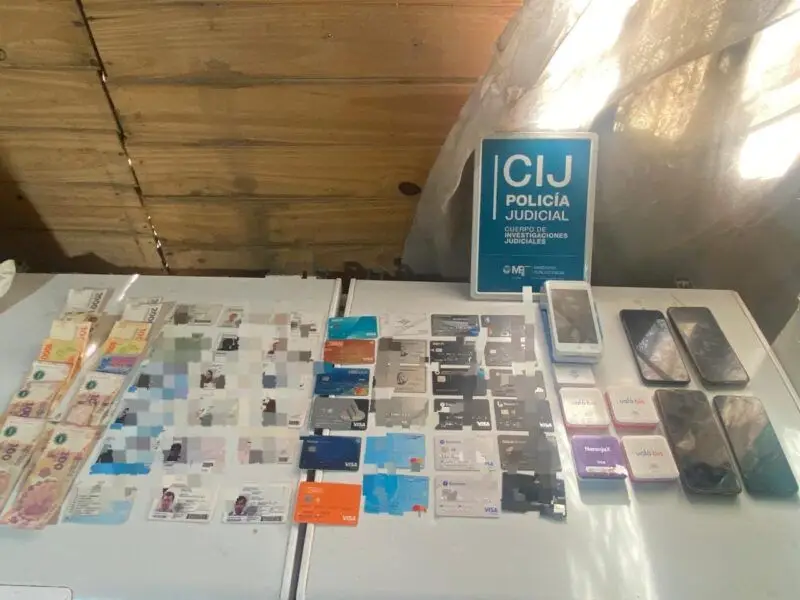 Imputaron a un falso taxista que gastaba millones de pesos con las tarjetas que sus pasajeros extraviaban en el coche