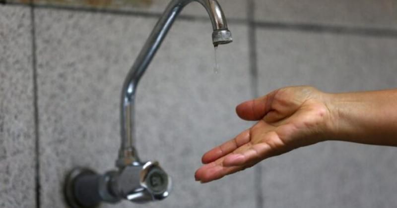 La Justicia ordenó suspender por seis meses los cortes de agua por falta de pago en hogares del AMBA que autorizó Javier Milei