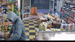 "Medio kilo de cremoso y toda la plata" el pedido del delincuente en un almacén de Villa Elisa