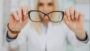 Fueron aprobadas y salen a la venta las primeras gotas oculares contra la presbicia, que permiten ver de cerca sin anteojos.