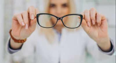 Fueron aprobadas y salen a la venta las primeras gotas oculares contra la presbicia, que permiten ver de cerca sin anteojos.