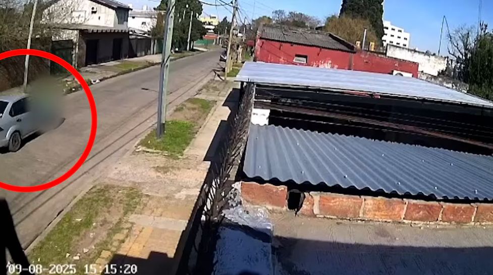 Un conductor de aplicación atropelló a un ciclista, bajó del auto y corrió el cuerpo para escapar con una pasajera a bordo