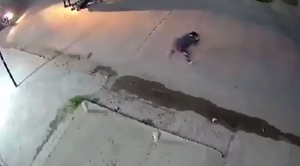 Lo emboscaron para robarle la moto, no se resistió pero igual le dispararon en el estómago