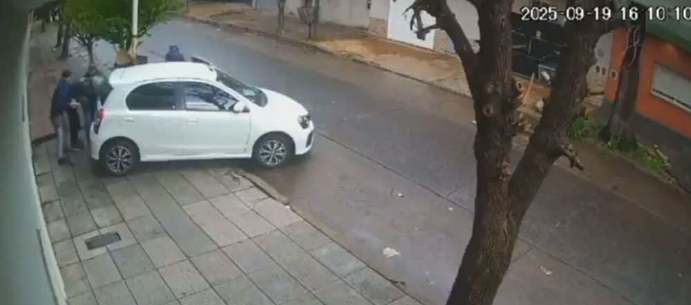 Llegaron caminando, se fueron en auto: cuatro delincuentes atacaron a un jubilado a punta de pistola y le robaron el vehículo