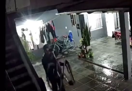 Entró a una casa por el techo, tanteó el patio y se llevó una bicicleta