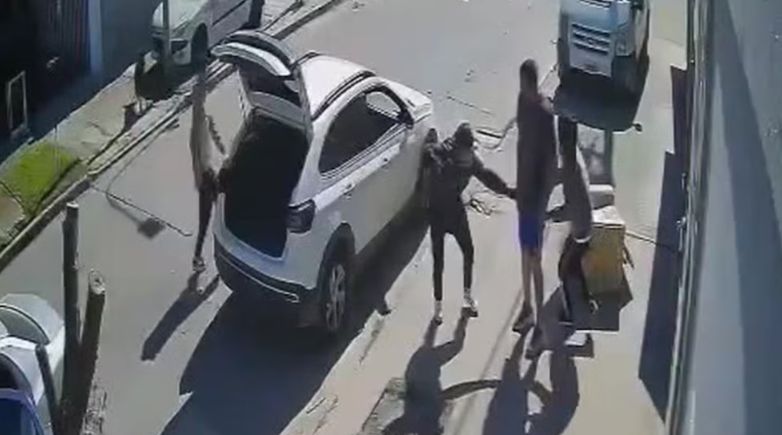 Indignante: le robaron el auto y lo dejaron en ropa interior