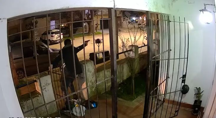 Inseguridad en Mar del Plata: enfrentó a los tiros a 4 motochorros que le quisieron robar en la puerta de su casa