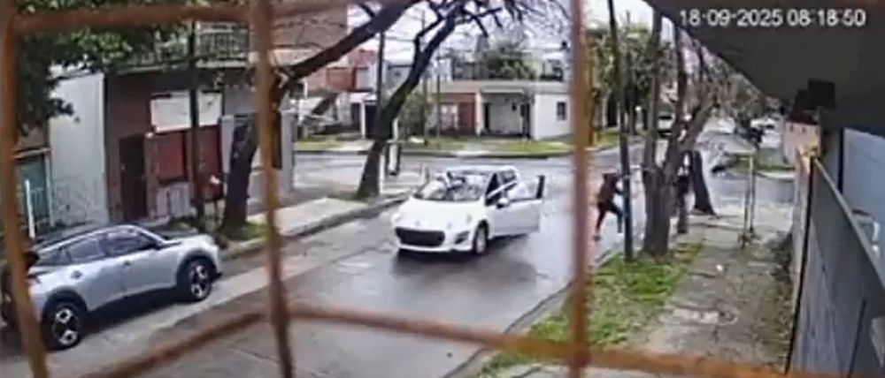 Le apuntaron a la cabeza a una mujer para robarle el celular 