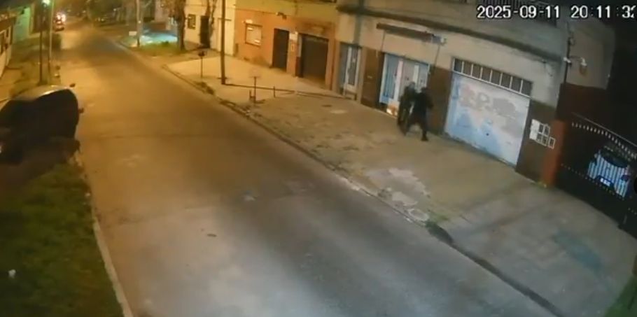 La corrieron, le pegaron y le sacaron la cartera