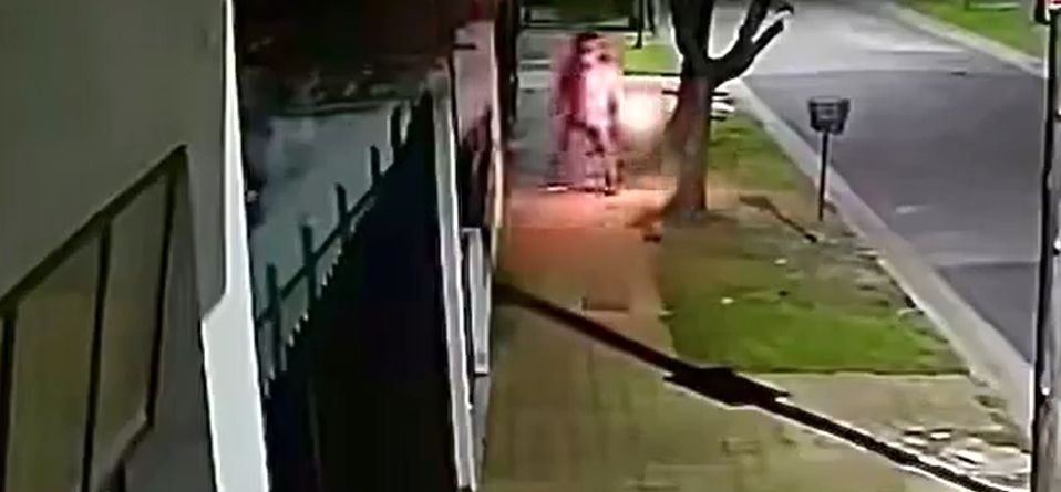 Atacó cuatro viviendas con una molotov