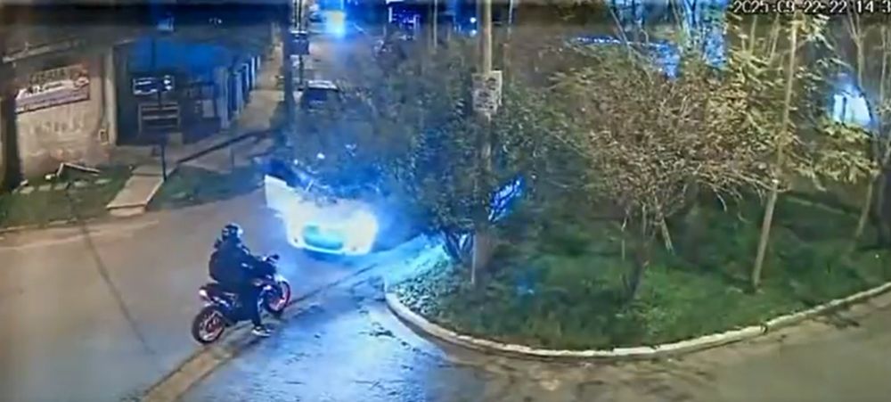 Lo encerraron para cortarle el paso, lo tiraron al piso de una patada y le robaron la moto en una rotonda