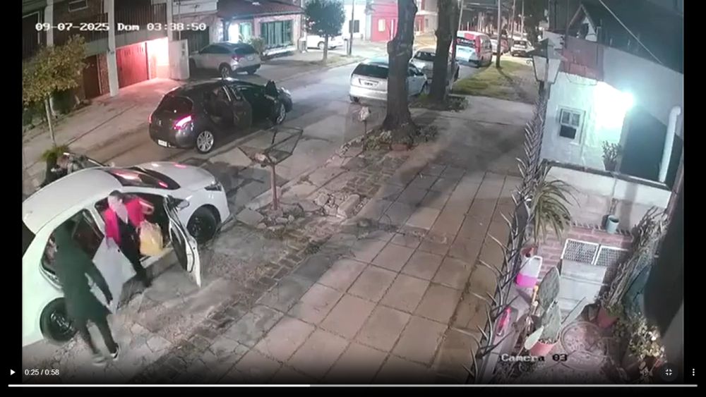 Delincuentes armados le robaron el auto a una familia