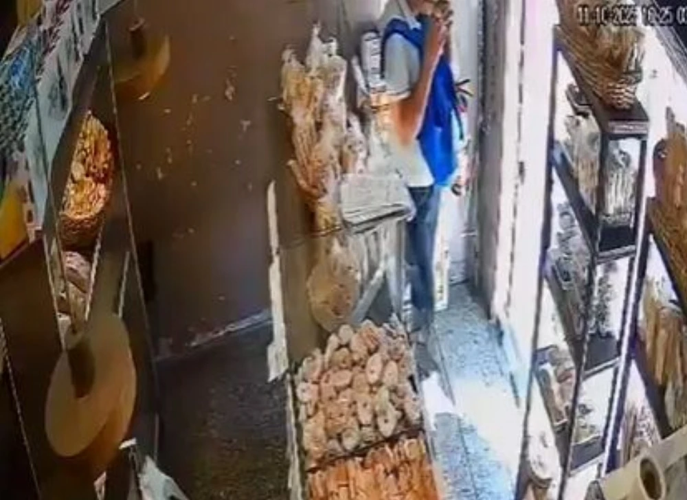 Simuló ser cliente y robó de todo en una panadería 
