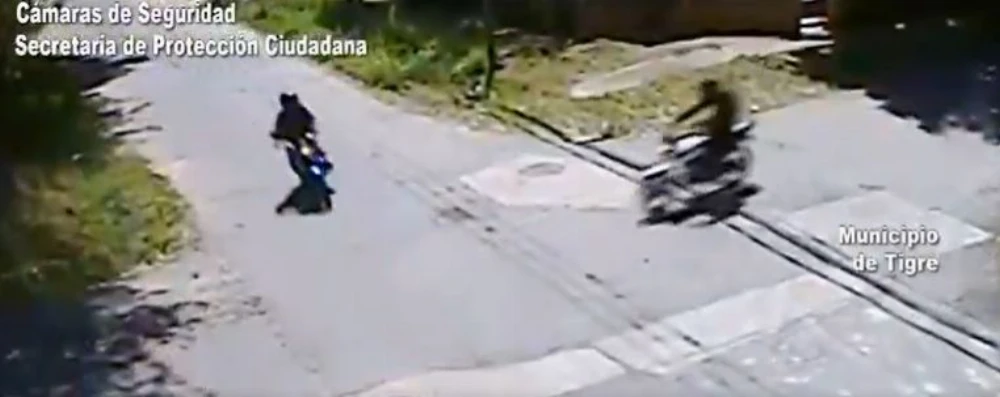 Violento choque entre dos motociclistas en Tigre: ambos salieron despedidos por el aire y cayeron al asfalto