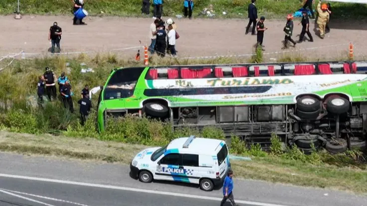 “Dormido o con el celular”: creen que el micro que iba a Mar del Plata volcó por una distracción del chofer detenido