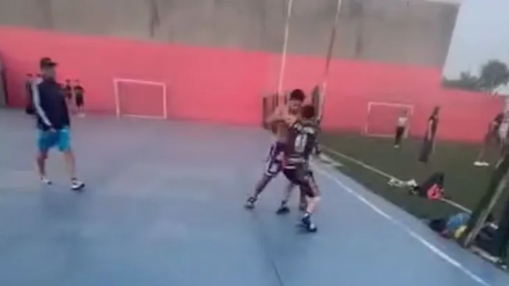 Brutal pelea en Merlo: un joven le pegó una patada en la cabeza a otro cuando estaba en el piso y lo dejó inconsciente