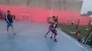 Brutal pelea en Merlo: un joven le pegó una patada en la cabeza a otro cuando estaba en el piso y lo dejó inconsciente