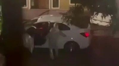 Mientras los ladrones se llevaban un auto, un vecino los vio y disparó al aire para evitar el robo