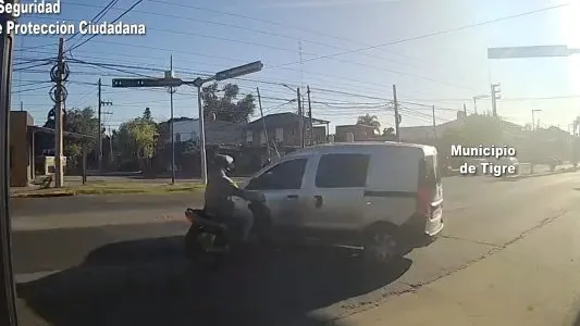 Circulaba sin licencia, cruzó en rojo y chocó en Tigre