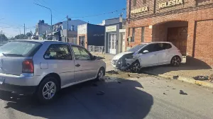 Se durmió manejando en Ensenada, chocó tres autos estacionados y no causó una tragedia de milagro