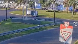 Dobló a alta velocidad, mordió el cordón y patinó 50 metros con el vehículo de costado