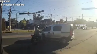 Circulaba sin licencia, cruzó en rojo y chocó en Tigre