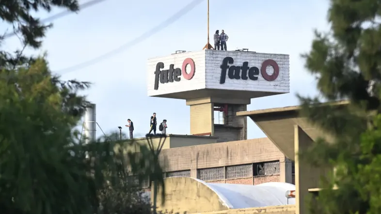 Cierre de Fate: la Justicia ordenó el inmediato desalojo de los trabajadores que permanecen en la fábrica