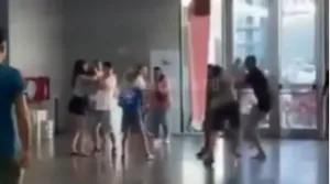 Se cruzó con su ex novia y su actual pareja: terminaron a los golpes en el museo de Mar del Plata