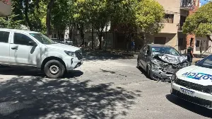 Violento asalto en La Plata: robó un auto con dos personas dentro, chocó y escapó corriendo