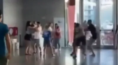 Se cruzó con su ex novia y su actual pareja: terminaron a los golpes en el museo de Mar del Plata