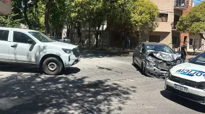 Violento asalto en La Plata: robó un auto con dos personas dentro, chocó y escapó corriendo