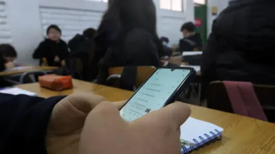 Arrancó la prohibición de celulares en las escuelas bonaerenses y un colegio de La Plata ya muestra resultados