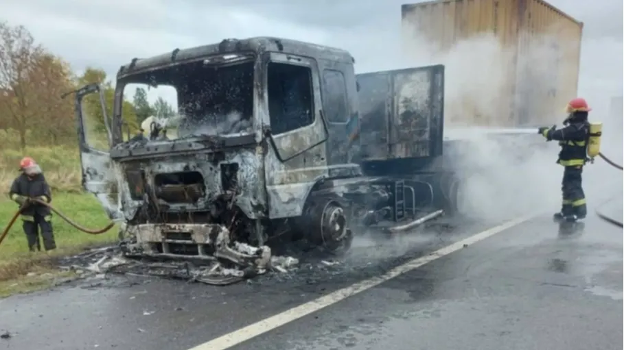 Se incendió un camión en Ruta 2 a la altura de La Plata y la cabina quedó destruida