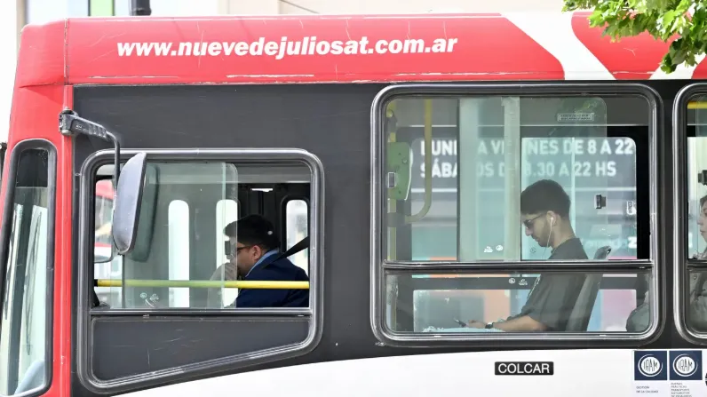 Un informe advierte que la falta de micros en el AMBA se combina con tarifas más altas y peor servicio diario