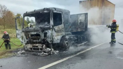 Se incendió un camión en Ruta 2 a la altura de La Plata y la cabina quedó destruida