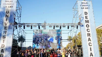 Una multitud se sumó a la Marcha Federal Universitaria y reclamó a Javier Milei fondos para las universidades