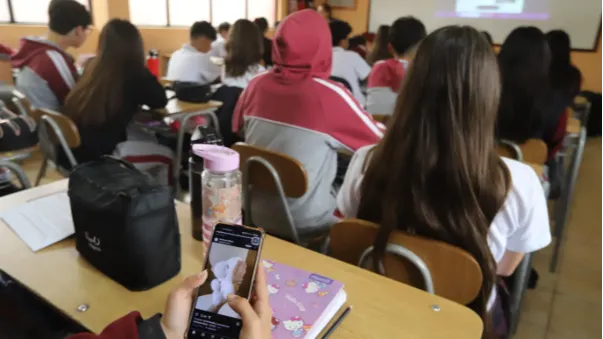 El 10% de los colegios privados bonaerenses ya restringe el uso de celulares en el nivel secundario