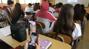 El 10% de los colegios privados bonaerenses ya restringe el uso de celulares en el nivel secundario