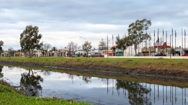Milagro en Berisso: Rescataron a un hombre que se cayó al canal y quedó atrapado en el barro hasta el cuello
