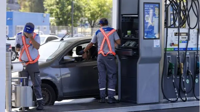 YPF se sumó a los aumentos de los combustibles y ajustó sus precios en todo el país