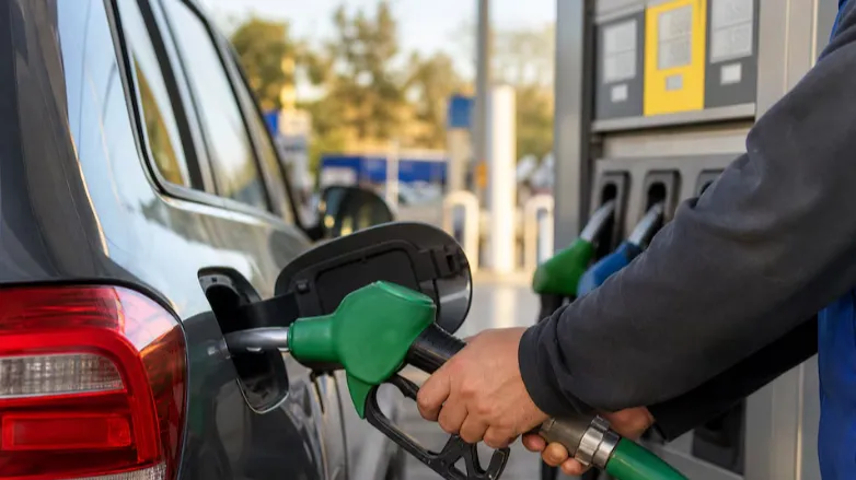 A cuánto llegaría la nafta en el Gran Buenos Aires si el Gobierno decidiera aplicar los impuestos pendientes