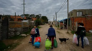 La pobreza supera el 35% en 16 ciudades del país: las zonas con mayor indigencia y las regiones más afectadas