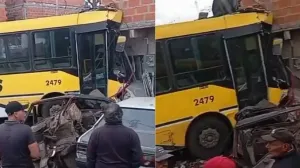 Un colectivo se incrustó contra una casa: el chofer resultó herido