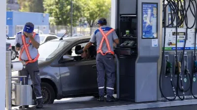 YPF se sumó a los aumentos de los combustibles y ajustó sus precios en todo el país