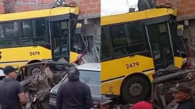 Un colectivo se incrustó contra una casa: el chofer resultó herido