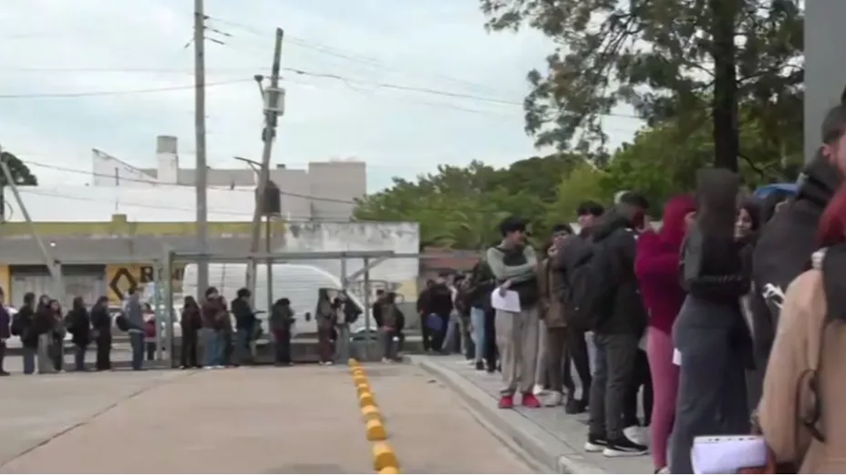 Efectos de la crisis: Diez cuadras de fila por solo 5 puestos de trabajo