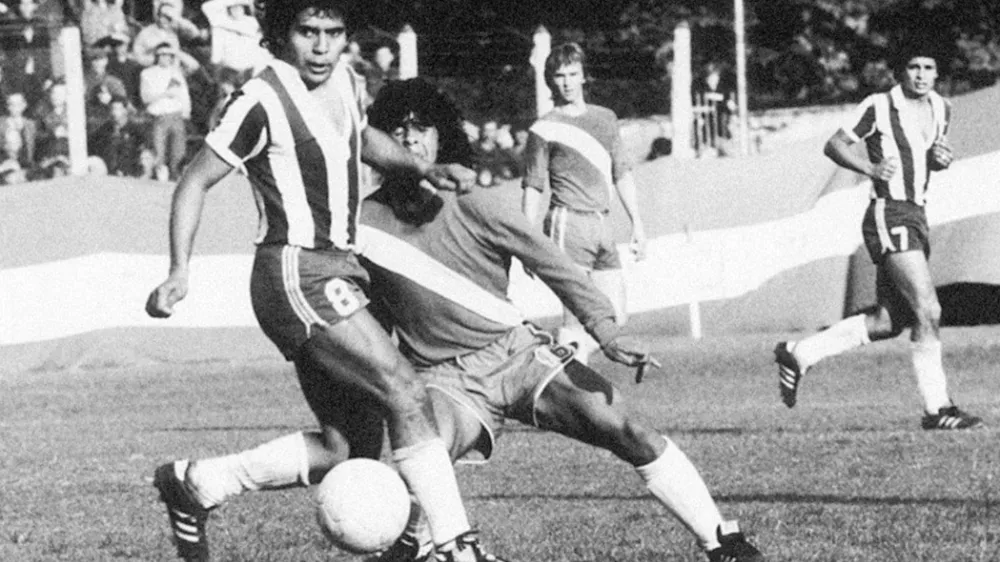 Se cumplen 50 años del debut de Diego Maradona: con 15 años y un caño inolvidable